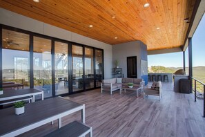 Outdoor dining - Private Luxury Resort w/Infinity Pool, Hot Tub, Near Frio River, & Great Views (Concan)