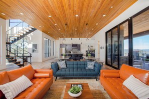 Smart TV, fireplace, ping pong, books - Private Luxury Resort w/Infinity Pool, Hot Tub, Near Frio River, & Great Views (Concan)