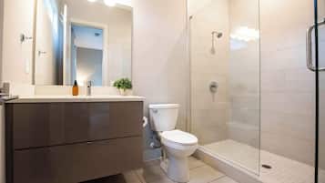 Een douche, handdoeken