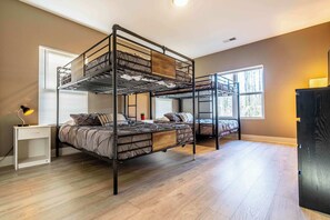 4 bedrooms, desk, iron/ironing board, free WiFi