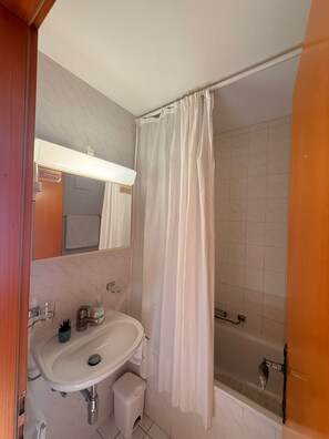 Sèche-cheveux, serviettes fournies, savon, papier toilette