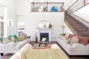 Smart-TV, Bücher, Stereoanlage