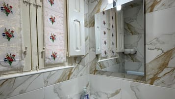 Een douche, een haardroger, zeep, toiletpapier