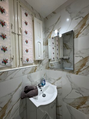 Shower, hair dryer, soap, toilet paper - Ta Luqa. A gem in the heart of Senglea (L-Isla)