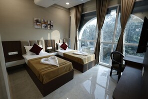 Tvåbäddsrum Deluxe - utsikt mot staden | Memory foam-madrasser, skrivbord och arbetsyta för laptop