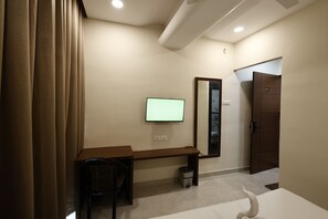 Deluxe Double Room, City View | Interior - Hotel Raj Residency (Bhatapara)