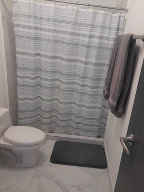 Dusche, Handtücher, Seife, Toilettenpapier