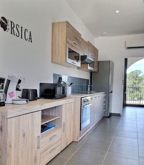 Mikrovågsugn, kaffe- och tebryggare, grytor/köksredskap och matbord