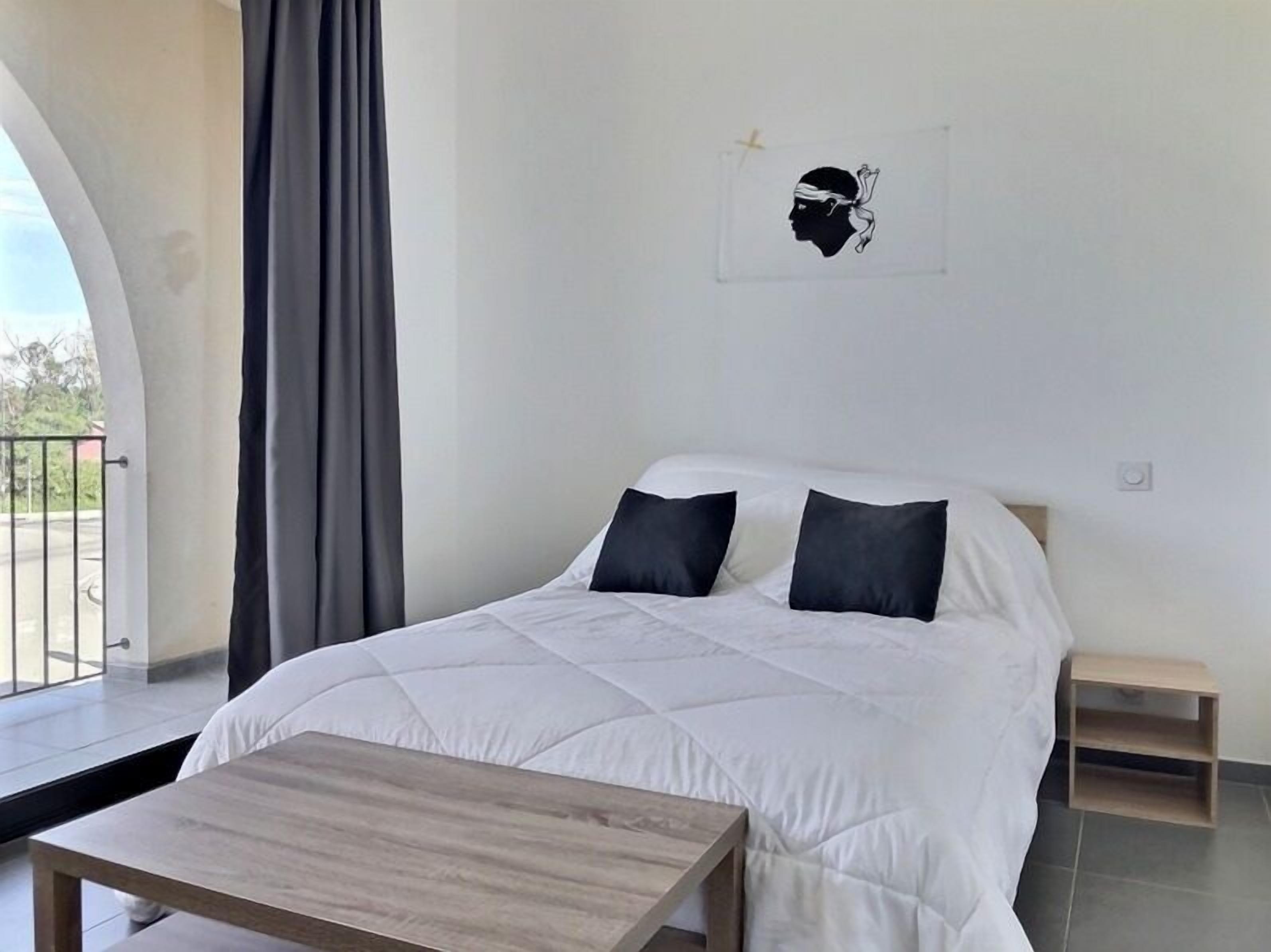 1 slaapkamer, een strijkplank/strijkijzer, reisbedje