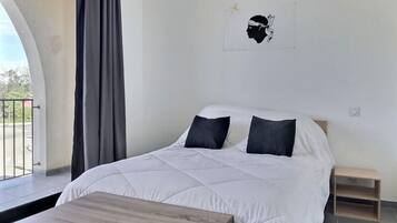 1 slaapkamer, een strijkplank/strijkijzer, reisbedje