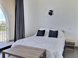 1 soverom, strykejern/-brett og reiseseng for barn