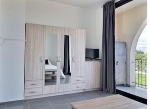 1 habitación, tabla de planchar con plancha y cuna de viaje 