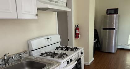 Private 1-bedroom on 2nd floor, own street entrance, convenient location