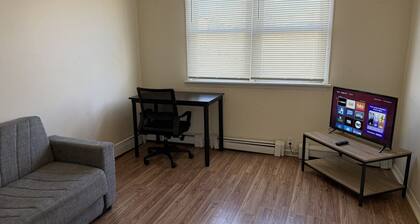 Private 1-bedroom on 2nd floor, own street entrance, convenient location