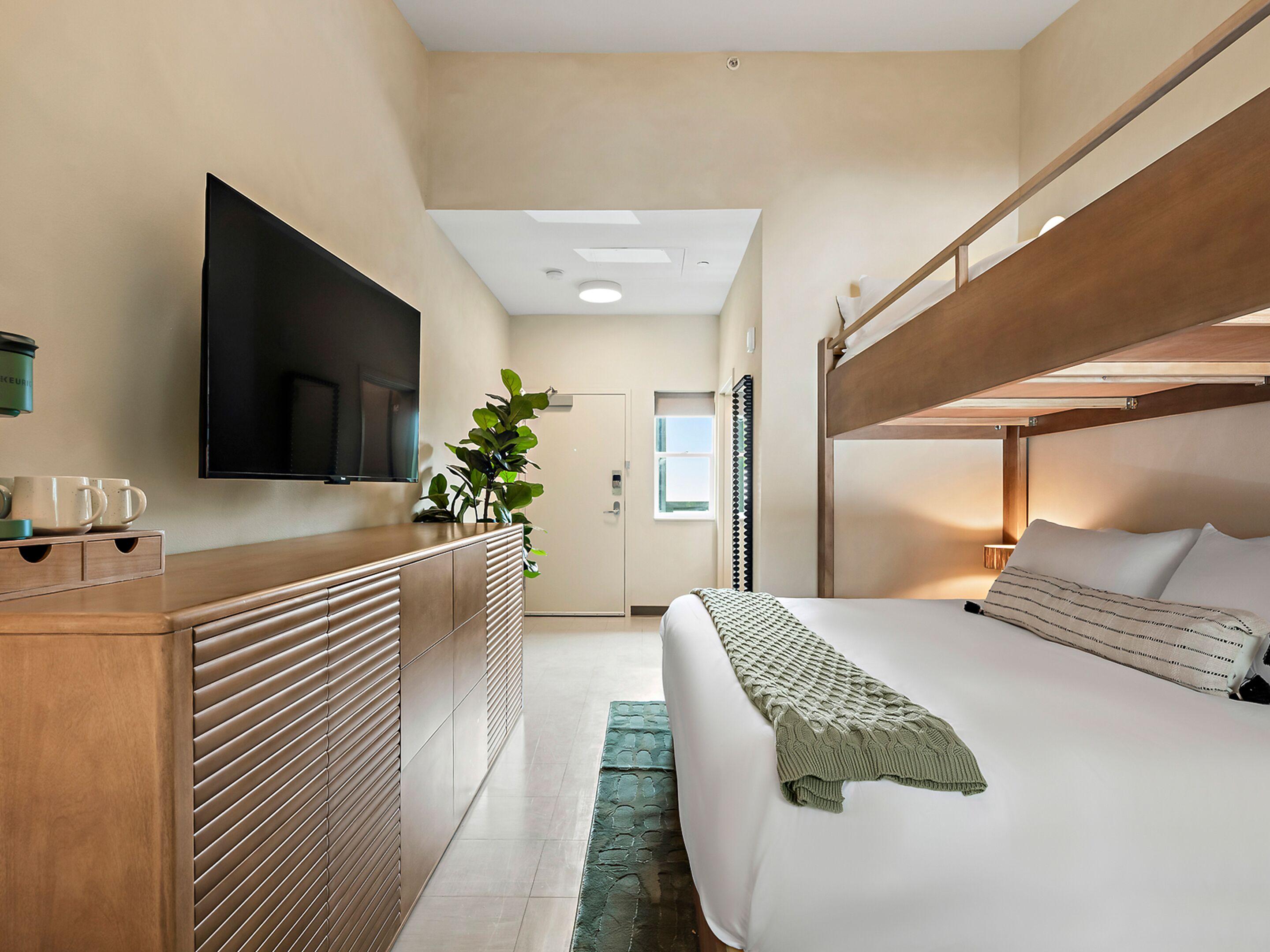 6 habitaciones, escritorio, tabla de planchar con plancha y wifi gratis 