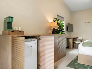 6 bedrooms, desk, iron/ironing board, free WiFi