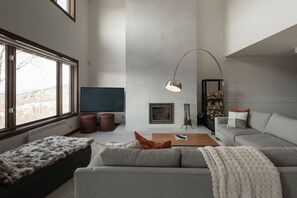 Fernseher, Kamin, Stereoanlage