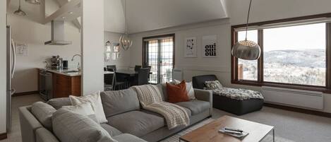 Fernseher, Kamin, Stereoanlage