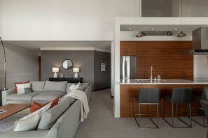 Fernseher, Kamin, Stereoanlage