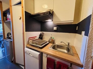 Wasserkocher mit Kaffee-/Teezubehör, Kühlschrank, Ofen, Geschirrspüler
