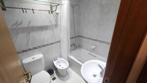 Lejlighed | Badeværelse | Kombination af bruser/badekar, gratis toiletartikler, hårtørrer