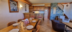 Dining - 10m from ski slopes, 8th floor, view mountain, fitness, swimming pool, sauna, hammam, balcony, tv (La Plagne)