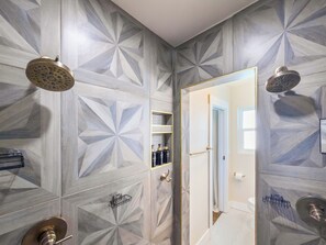 Shower, hair dryer, towels, soap - Private Pool Oasis Near Anna Maria Island + Tiki Bar + Games + Sleeps 12 (Bradenton)