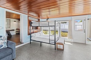4 bedrooms, iron/ironing board, travel cot, free WiFi - Private Pool Oasis Near Anna Maria Island + Tiki Bar + Games + Sleeps 12 (Bradenton)