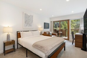 2 chambres, bureau, fer et planche à repasser, lit de bébé portatif