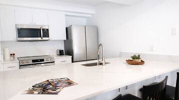 Réfrigérateur, four à micro-ondes, un four, lave-vaisselle