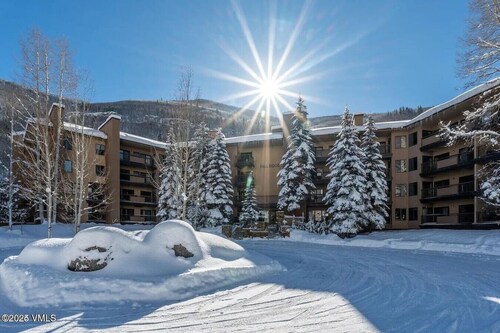 Fully Renovated - Easy Access to Ski and Golf