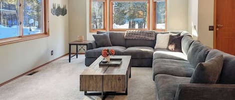 Televisión, chimenea y oficina