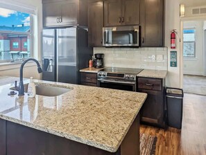 Frigorífico, microondas, horno y placa de cocina