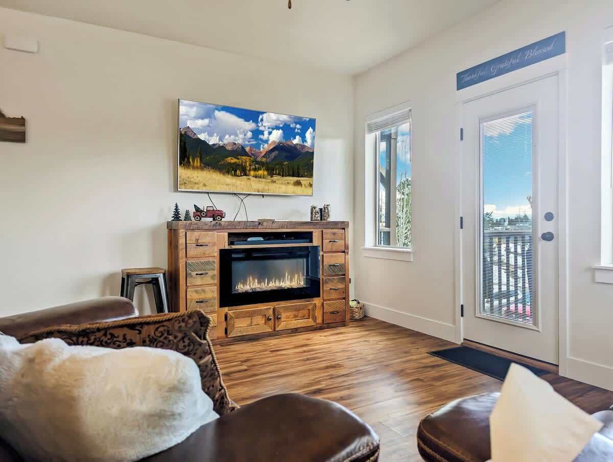 TV, fireplace