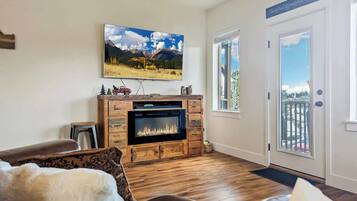 TV, fireplace