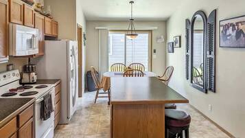 Een koelkast, een magnetron, een oven, een kookplaat