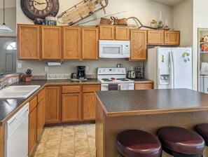 Een koelkast, een magnetron, een oven, een kookplaat