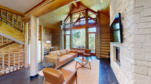 Modern cabin with private hot tub, mountain views, expansive deck & arcade game