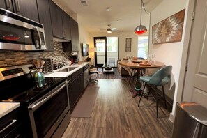Private kitchen - Demarco Studio - Saltwater Pool, 8 minutes to Broadway (Nashville)