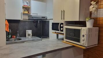 Geladeira, micro-ondas, fogão, lava-louças