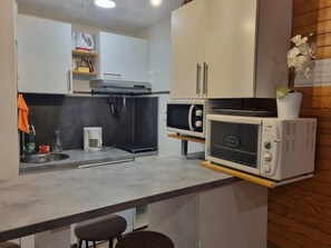 Geladeira, micro-ondas, fogão, lava-louças