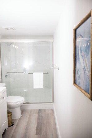 Dusj, håndklær, såpe og sjampo