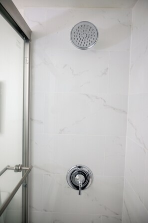 Dusche, Handtücher, Seife, Shampoo