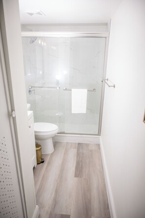 Douche, serviettes fournies, savon, shampoing