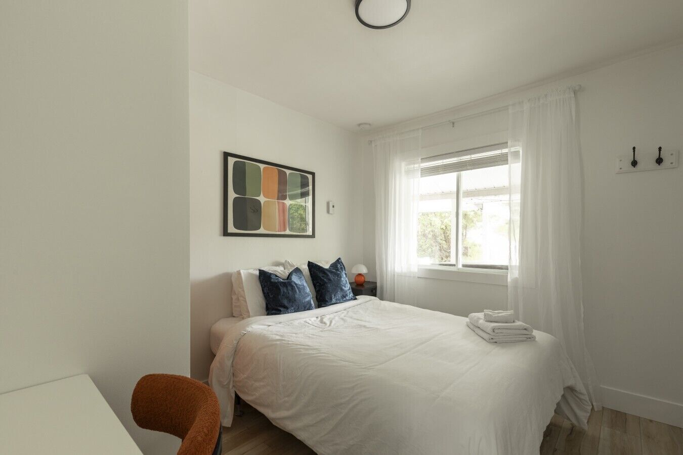 Escritorio, wifi y ropa de cama 