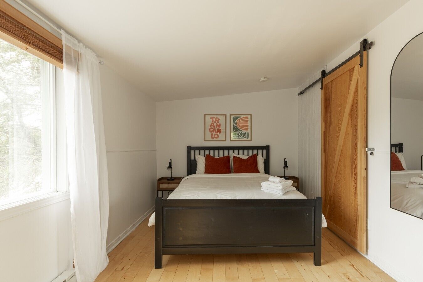 Desk, WiFi, bed sheets