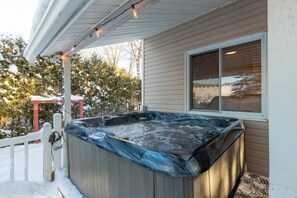 Outdoor spa tub - Waterfront | 15 min Tremblant • HotTub • Fireplace (Les Laurentides Regional County Municipality)