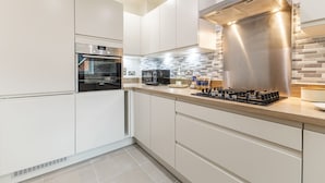 Private kitchen - Cozy 2-Bed near Heathrow/Thorpe Park/Legoland/ Long-Stay Friendly +Free Parking (Staines-upon-Thames)