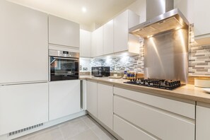 Fridge, microwave, oven, stovetop - Cozy 2-Bed near Heathrow/Thorpe Park/Legoland/ Long-Stay Friendly +Free Parking (Staines-upon-Thames)
