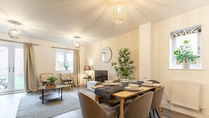 Dining - Cozy 2-Bed near Heathrow/Thorpe Park/Legoland/ Long-Stay Friendly +Free Parking (Staines-upon-Thames)